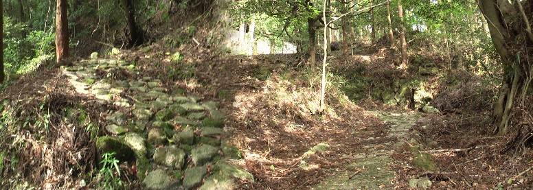 峠道の石畳２箇所。