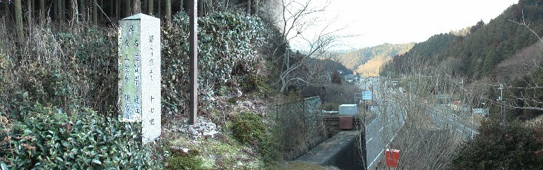 峠から見下ろす国道１号線（ここで上下線大きく離れる）と峠の道標。 道標拡大