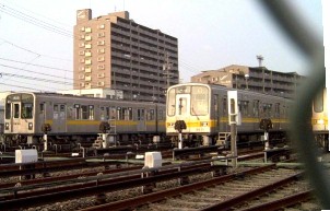 地下鉄東山線高畑車庫地上に 上がり住宅地の真ん中にあり ます。駅南約７００メートル