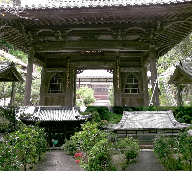 性海寺。大永年間（1521～1527）に岡部城を建てた佐治備中守為縄が亡父遠江守追善のため 風呂ケ谷に一寺を建立、性海寺としました。上：山門。下右：本堂。下左は豪壮な山門を庭 内から撮る。 性海寺