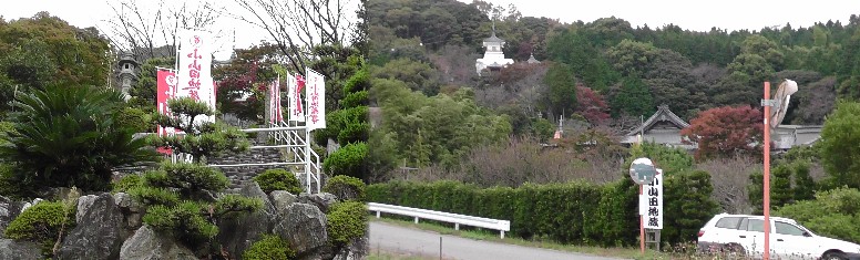 右は勝楽寺及び小山田地蔵の遠景。左は小山田地蔵。リンク：勝楽寺及び小山田地蔵