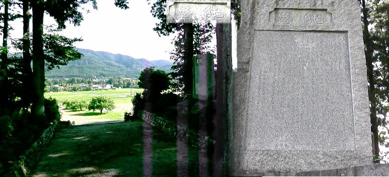 山門前に「純忠」の題字の下に長文が刻まれた大きな石碑が建っています。岩瀬肥後守忠震公の顕彰碑です。 碑文は判読できませんが資料館前の忠震公像の台座をご覧下さい。