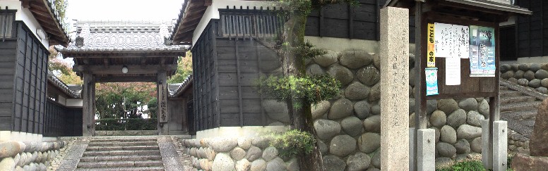 証玄寺。佐屋三里渡し場から戻り巡見街道を南下し、東名阪の下をくぐり右へ入る、 証玄寺：宝暦治水美濃義士内藤十左衛門自刃之地。宝暦四年の木曽三川下流改修工事 後この地で自刃したと記されている。