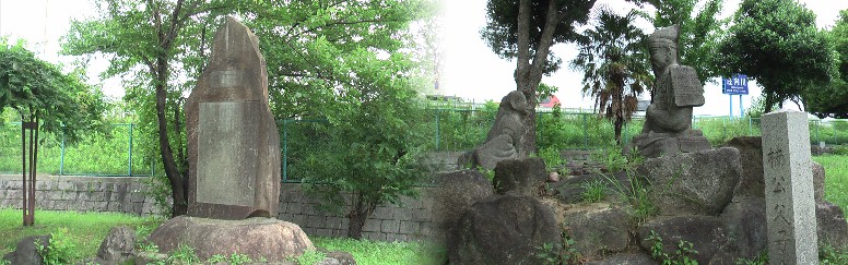 堤防中段の庄内公園。以前はこの公園前の道路を右に回って旧庄内橋へと通じていた。 訪れる人も無く、草ぼうぼうですがなぜか楠正成親子対面の像（右）と昭和１２年名古 屋市に併合記念の碑と思いますが碑文が全くわかりません。