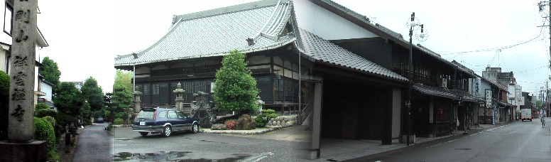 祥雲寺と付近の街並み。