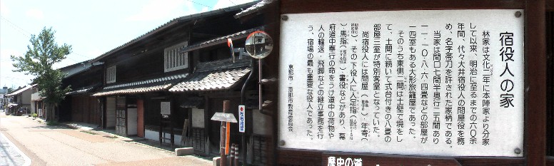 右手前の建物。