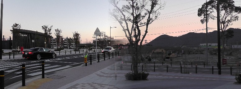 夕暮れ近い駅前と伊良湖方面を撮影。