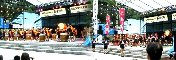 久屋広場の光のファンタジー（１２日夜写す） 久屋広場の全国物産フエアーと人気の全国ラーメンコーナー（１３日夜写す） 「名古屋太鼓フェステイバル」の熱演、名古屋市立大野木小学校の皆さんほか