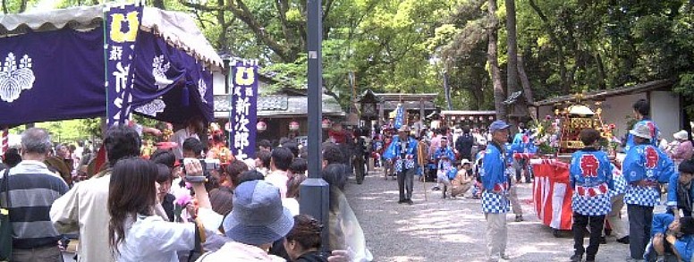 神社前で巫女さんから祈願を受ける稚児と参拝を待つ子供みこし 子供の参加が多い祭礼でした