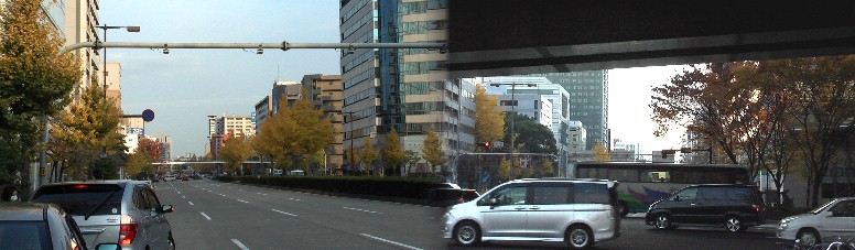 左は駅から東、車道~今池方面、右は駅から西、久屋大通り~丸の内方面を撮る(桜通り)。