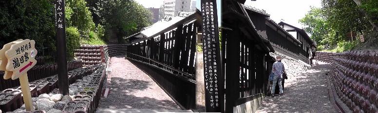 瀧田家前のどんどん坂。説明文拡大