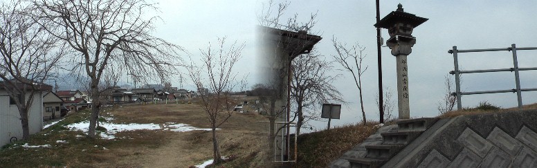 谷汲山常夜灯と杭瀬川右岸堤防。