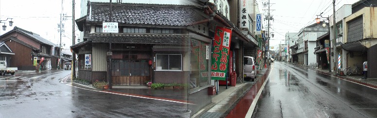 右：本陣跡前の街並み。左は桝形道路になっている亀丸屋前。