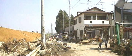 決壊堤防の下（平成１２年９月13日撮影）