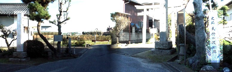 天神橋の渡し跡付近。右は天神神社。