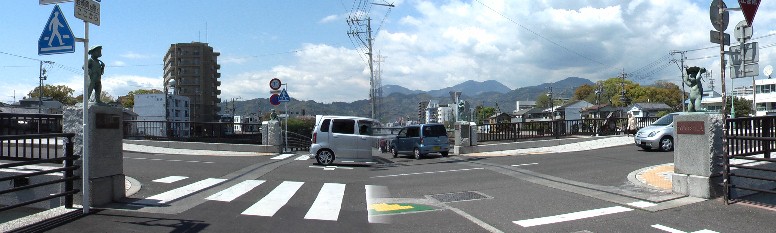 稚児橋の四隅に立つ河童像。