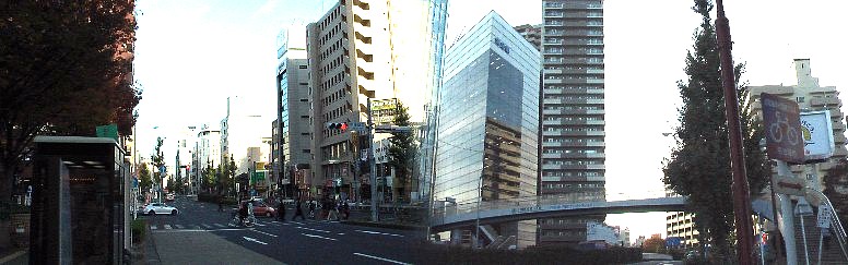 左は駅前から東、今池～東山公園方面。右は駅前から西、新栄町駅～伏見方面を撮る（広小路通り）。