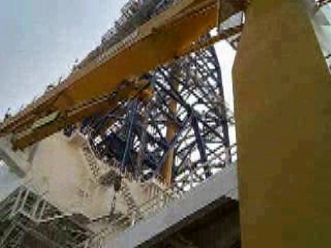 地球深部探査船「ちきゅう」のブリッジ。 浮かぶ石油化学プラントの感じ。 世界の研究者、技術者など150名が居住する浮かぶ研究所でもある 資料:長さ210メートル 幅38メートル 深さ16.9メートル 総トン数57,087トン :重さ新幹線約