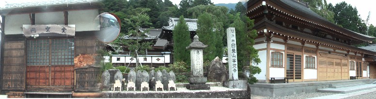円空はこの頃南木曽に滞在して仏像造りに励んだと書かれています。写真左から境内の円空堂、 等覚寺、本堂の順です。円空佛の説明 等覚寺