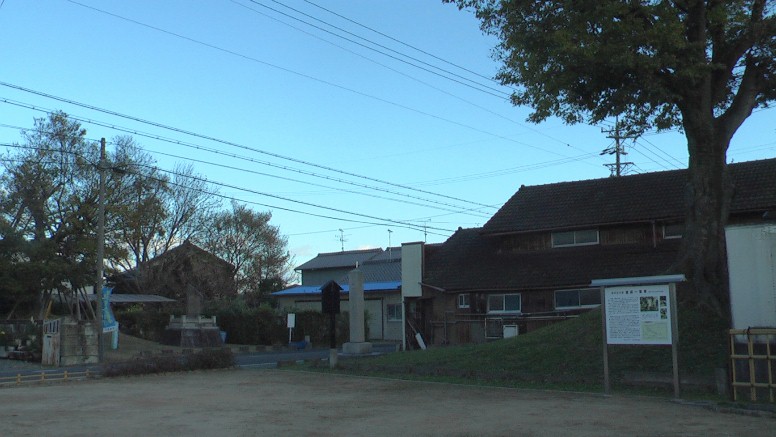 両側の一里塚を1枚の写真に収める。ポケットパークで「なまこ壁」のトイレとベンチなど完備。