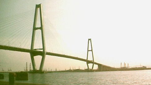 名港トリトン中央大橋 伊勢湾岸道路、第二名神高速(部分開通) 平成10年度都市景観賞に選ばれています。名古屋環状2号線とし て使用(13年7月8日撮影)名港トリトンをムービーで見る もっと近くから見る金城埠頭