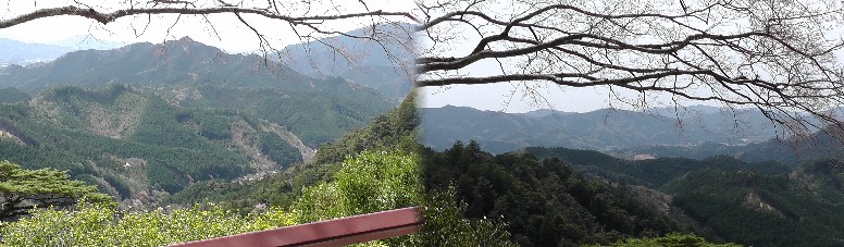 本堂前の休憩所からの展望。