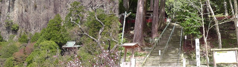 右は東照宮本殿前の石階段。左は鏡岩と仁王門。