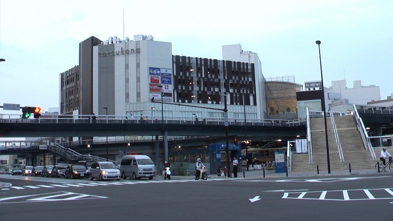 jr戸塚駅：今回の旅（一泊２日）は前回の箱根→小田原→大磯→平塚宿の補足を兼ね、小田原駅前 から国道バスを乗り降りして主に一里塚（１９番目→１７番目）を訪ね保土ヶ谷宿までの予定がこ こ戸塚駅で日没、予約のホテル（jr横浜駅前）へ向かう。