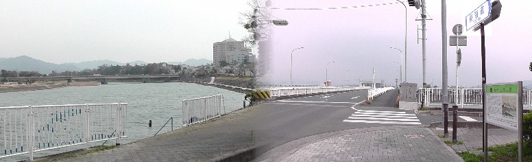 右：豊橋南交差点と高札場跡。左：高札場跡から豊川上流吉田大橋を望む。