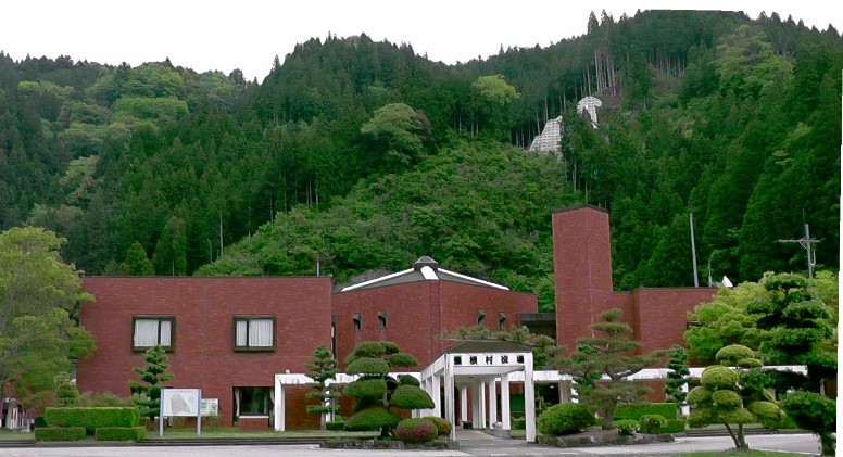 豊根村役場。ｊｒ金山駅６時４７分発東海道線豊橋駅経由、飯田線東栄駅、村営バス（土、日は運行なし）を 乗り継ぎ役場前到着は１０：５６分着の約４時間の電車、バス旅でした。バスの所要時間は４８分です。 リンク：豊根村ホームペジ。