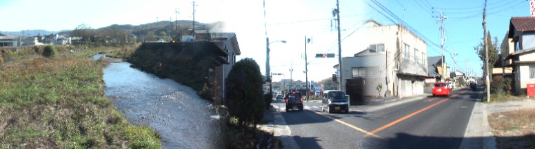 妻木川に架かる御幸橋（左）の上流。津路町交差点（中）。交差点から高山宿方面を撮る（右）。 津路町