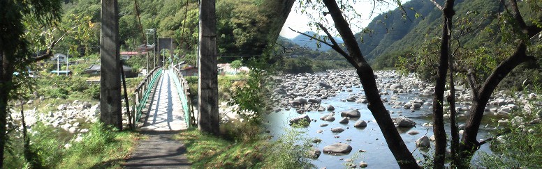 立町地区すぐ横の吊橋（左）ゆらゆら動きます。吊橋から木曾川を撮る。 立町地区