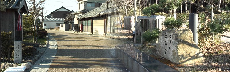 土山宿、江戸方東見付跡付近でしょうか。左は地蔵堂