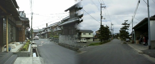 > 土山宿の西の町並みと松並木