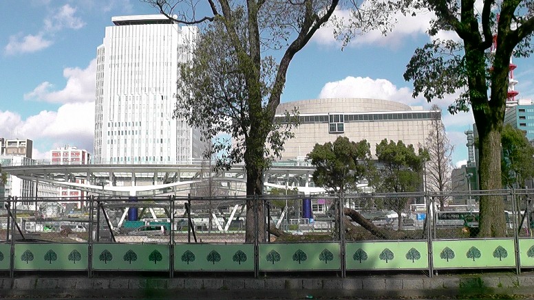 遅くなりましたがテレビ塔付近の風景が工事のため写真のようになっています。2019.4.2撮影 テレビ塔南付近。 左：NHK。右：愛知芸術文化センター。 中日ビル方面（このビルも閉館。改築されます） テレビ塔付近の様子 2019.4.2撮影。