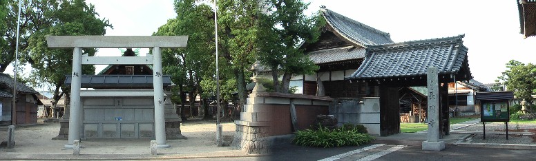 長円寺（右）と隣の神明社。