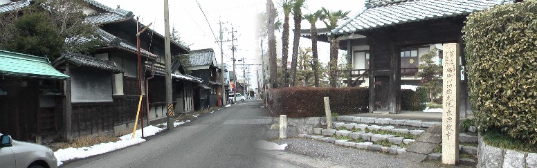塩田橋を渡りしばらく歩くと右に長源教寺、左はお寺付近の町並み。
