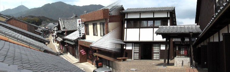 眺関亭（百六里庭）２階（白い壁の建物）から関宿西方を見る。