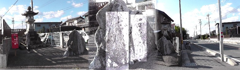 姫街道・長楽追分。常夜灯及び大きな石の道標（左）。中は右：豊川、 左：豊橋と刻まれています。 右端は付近の町並み。左の豊橋方面へ入り石巻運動公園西側を通り石巻神社へ向かう。 長楽追分