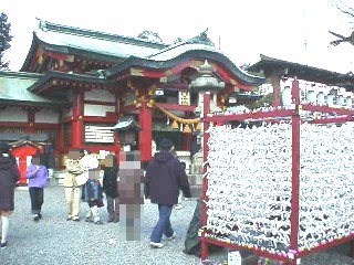 上野天満宮です。 駅から南へ約900メートル、天満通り歩道橋前を東へ入るとすぐあります。 名古屋三大天神(山田天満宮、桜天神社)の一つです。伝承では陰陽師、安部清明がこのあたりに住んでいた頃 菅原道真公をお祭りされたのが上野天満宮の起源と伝