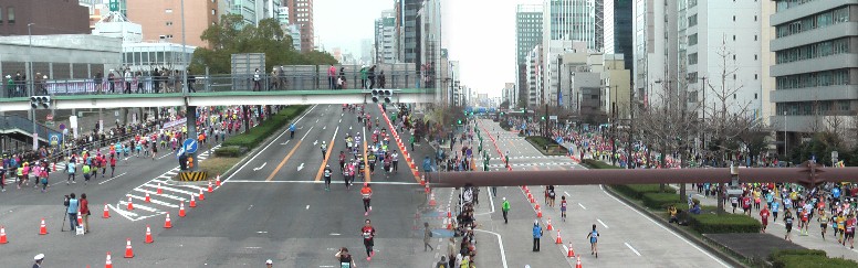 名古屋最大の秋の「名古屋まつり」でも交通を止めない桜通りです２。 名古屋最大の秋の「名古屋まつり」でも交通を止めない桜通りです３、応援団も参加。