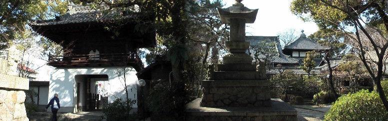 雲心寺山門と庭園。本尊の阿弥陀如来座像(1862木造2.4メートル)は、市内三大仏の一つと いわれる。 リンク:雲心寺
