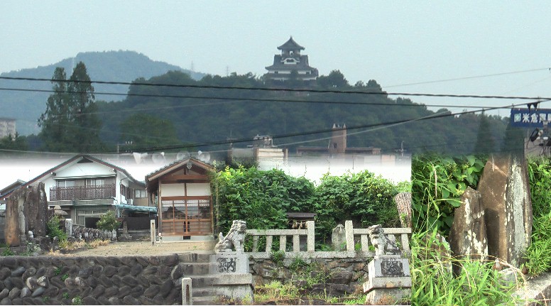 鵜沼西町街道沿いの石仏群（右）。左は八木山の弘法堂。上はこの地から見る犬山城。