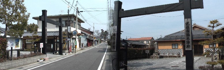 冠木門の脇本陣跡と町並み。