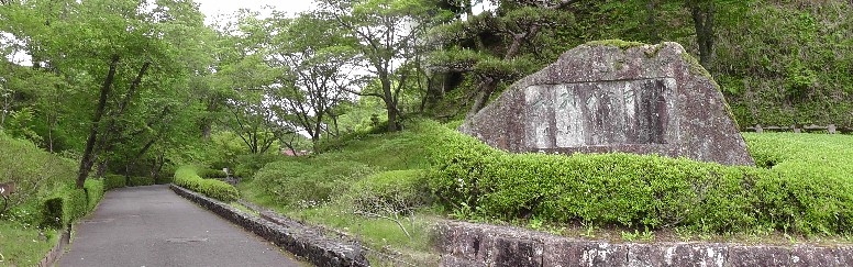 「和紙ふるさと」モニュメント（右）。入り口付近の風景。
