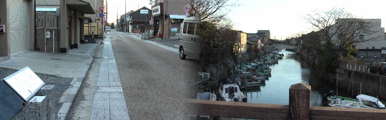 渡し場付近の街並みと堀川風景。