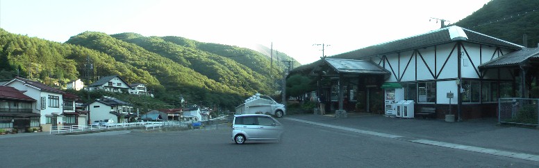 右は薮原駅舎。左は駅前から南方面を撮る。