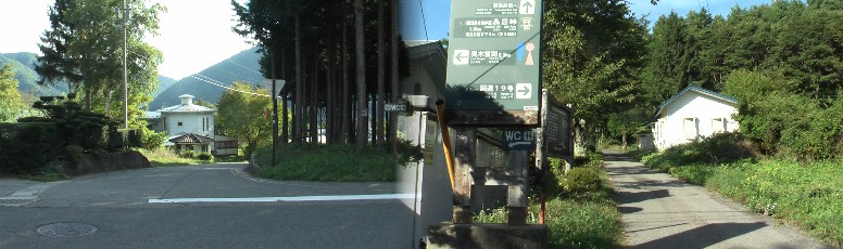 消防署前の四辻から鳥居峠へ行く中山道（右）。左は坂を下ってすぐ薮原宿に入る。