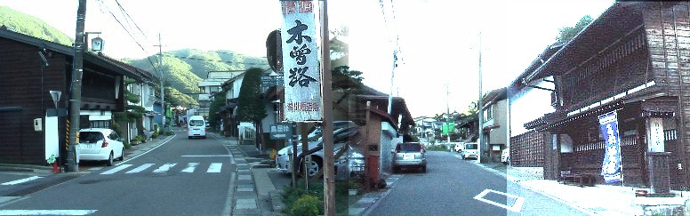 本陣跡、旅籠、そば処、酒造などが並ぶ薮原宿の街道。 本陣跡