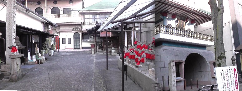 弥八地蔵尊。竜宮門（右）をくぐり奥（左）には地蔵堂,水掛け地蔵が祀られています。